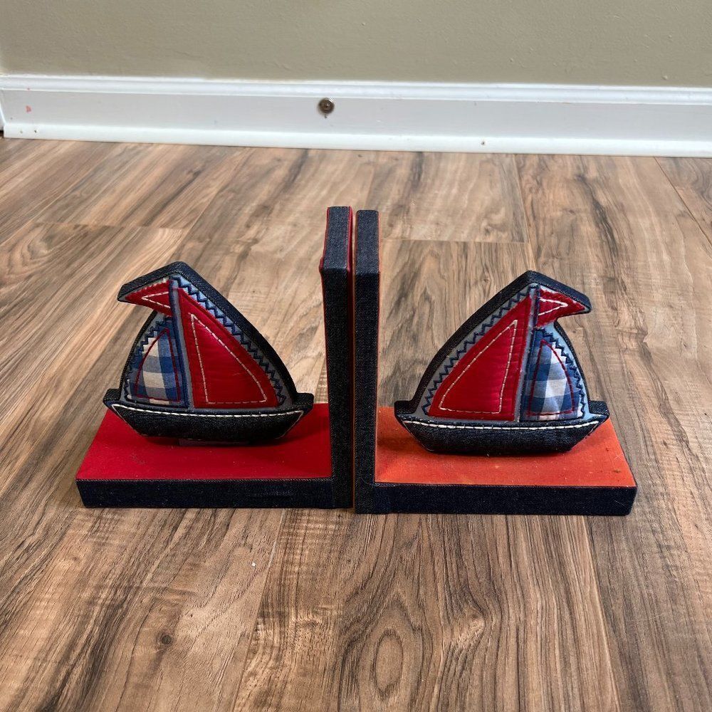 2 boat book ends‎